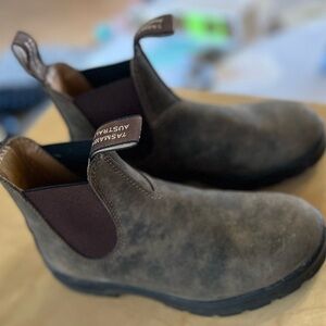 SOLD - Women’s 585 classic chelsea boot blundstones